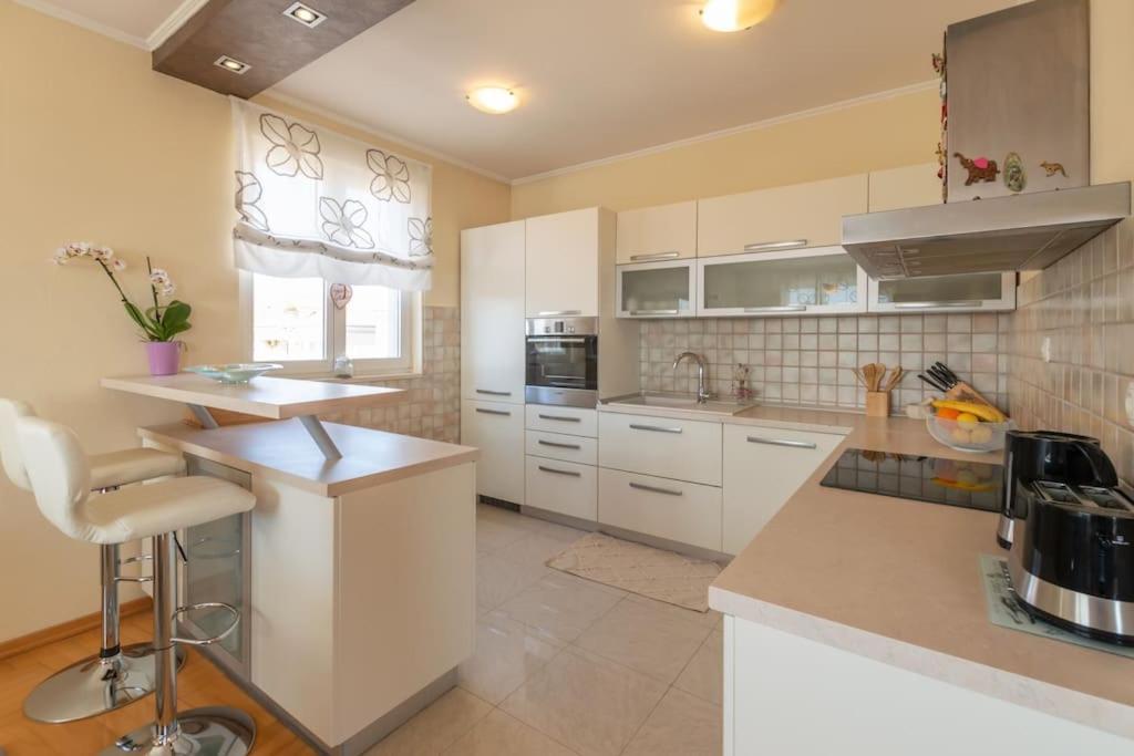 ספליט Sea View- Spacious Apartment With Shared Pool מראה חיצוני תמונה