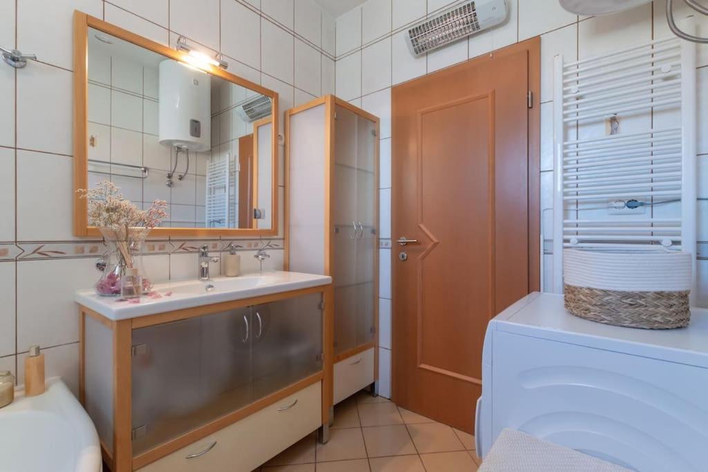 ספליט Sea View- Spacious Apartment With Shared Pool מראה חיצוני תמונה