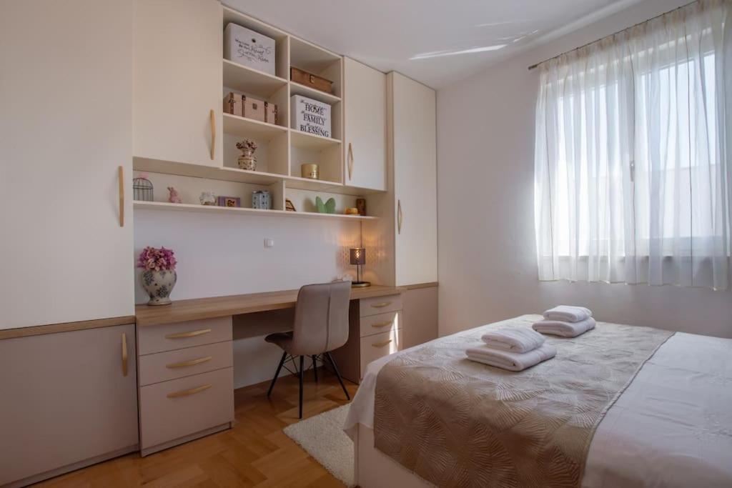 ספליט Sea View- Spacious Apartment With Shared Pool מראה חיצוני תמונה