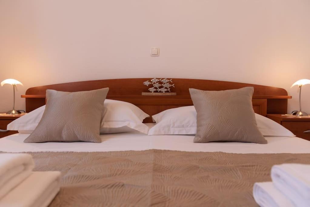 ספליט Sea View- Spacious Apartment With Shared Pool מראה חיצוני תמונה