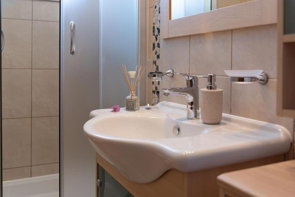 ספליט Sea View- Spacious Apartment With Shared Pool מראה חיצוני תמונה