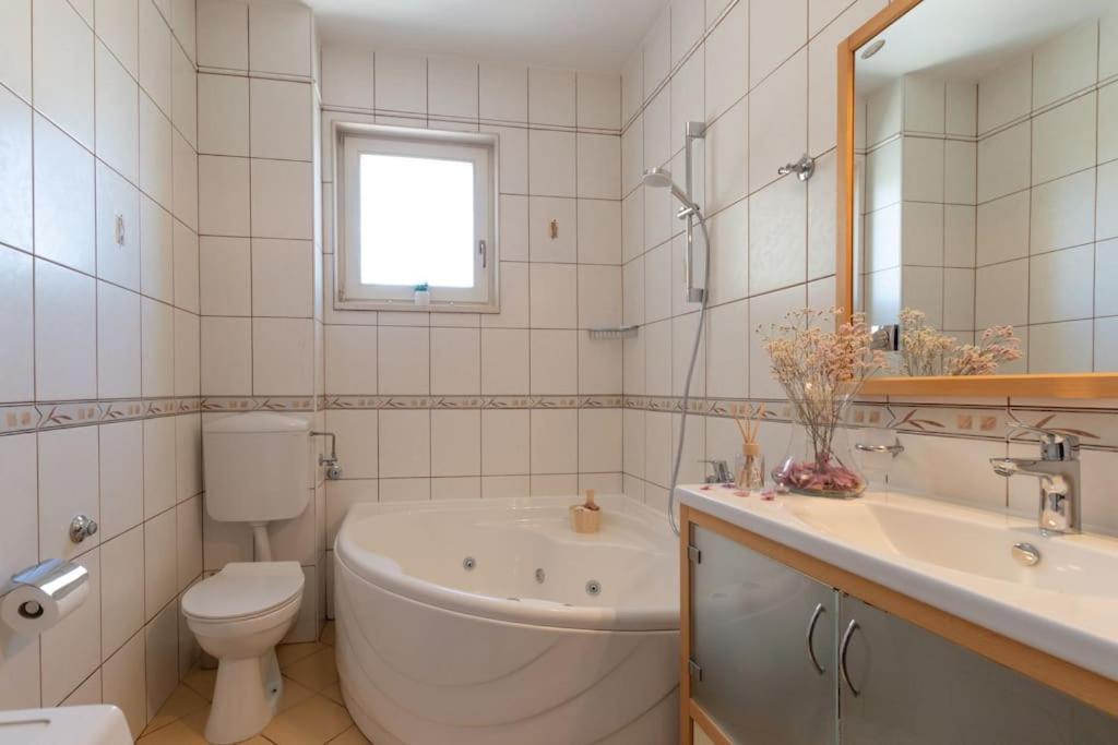 ספליט Sea View- Spacious Apartment With Shared Pool מראה חיצוני תמונה